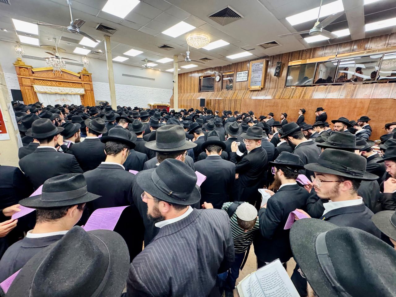 אחרי תפילת מנחה: שיחה וחלוקת שטרות לצדקה