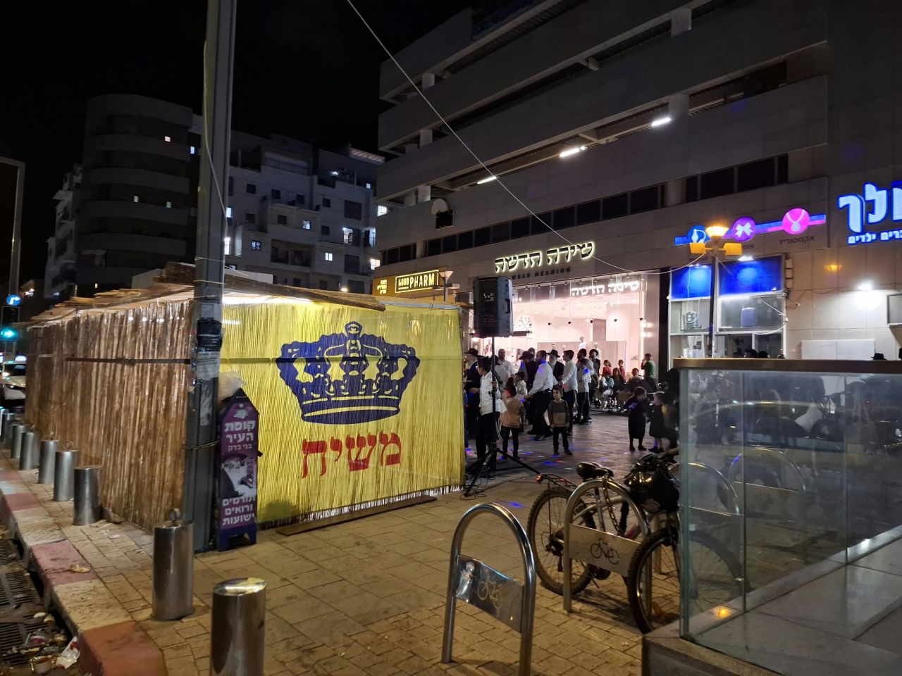 סוכת הגאולה ברחבת הרכבת הקלה (אהרונוביץ') בני ברק.