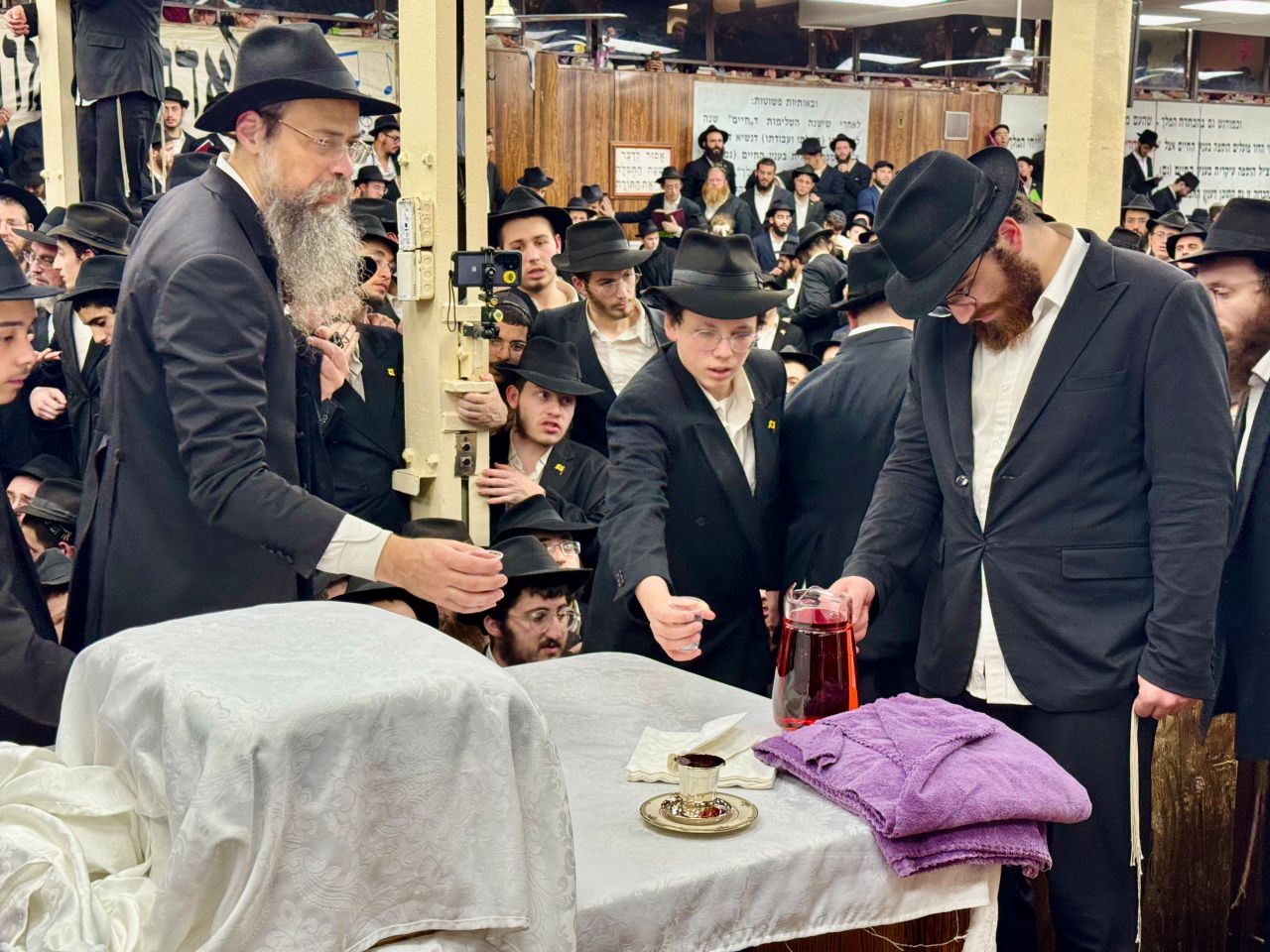 גלריית ענק: מידו המלאה הפתוחה והקדושה 