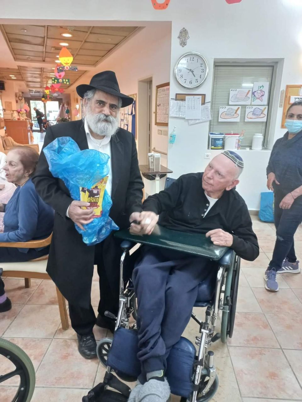 הרב יואל ימיני בחלוקת משלוחי מנות