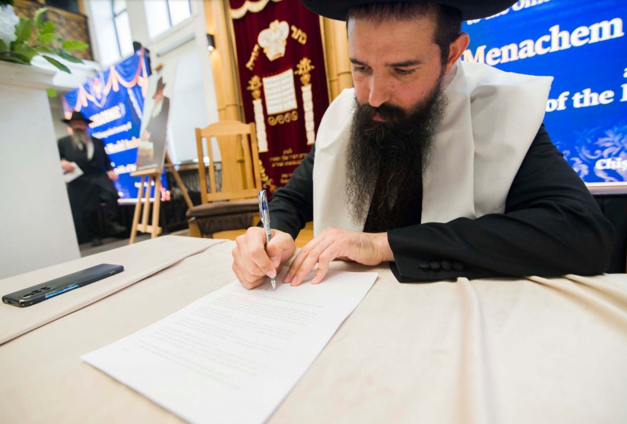 הרב מנחם מענדל אקסלרוד חותם על פסק הדין שהרבי שליט״א הוא הנביא והוא משיח צדקנו 