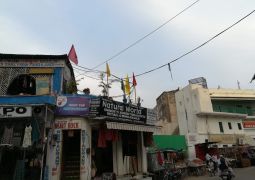 הודו: פונה התקשטה בדגלי משיח
