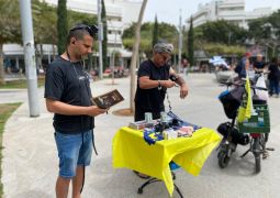 עשרות הניחו תפילין במקום הפיגוע בתל אביב