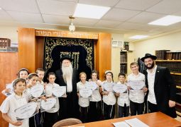 רב היישוב התפעל מבקיאות תלמידי הת״ת החב״די