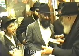 בפעם הראשונה: קטע וידאו מחלוקת הדולרים בי' אב תנש"א