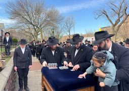 הרבי שליט"א מלך המשיח בחלוקת דמי חנוכה