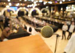 רגע לפני: האולם ערוך לקליטת הקהל