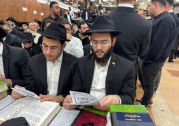 גלריה: מוצאי שבת עם אלפי האורחים ב770