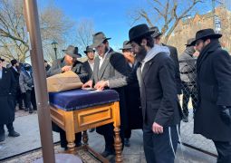 לפני המלך: האורחים בחלוקת השטרות לצדקה