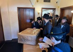 השלוחים והנציגים קיבלו בהתרגשות את המצות לסדרים