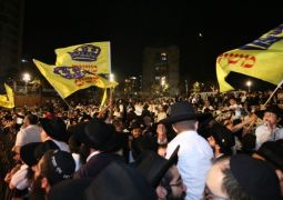 מראה באצבעו וזועק! / אוהד בר-סלע
