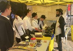 פעילות משיח בתשעה באב ליד שריד בית המקדש