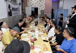 חולון: עשרות בהתוועדות ראש חודש מנחם אב בג׳סי כהן