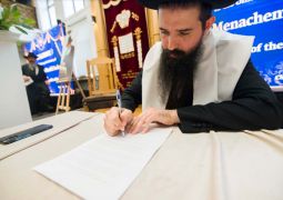 הצהרת אמונה בקישינב: מיד לאחר הכתרתו, הרב הראשי למולדובה חתם על פסק הדין כי הרבי שליט״א הוא משיח צדקנו