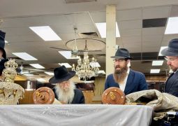 אחרי תפילת מנחה: שיחה וחלוקת שטרות לצדקה