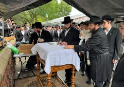 הרבי שליט"א מלך המשיח בחלוקת לעקח ודולרים