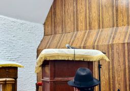 ערב היום הקדוש: ברכה כללית וחלוקת שטרות לצדקה