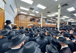 מידי לילה בחול המועד: שיחת קודש וחלוקת שטרות לצדקה