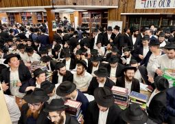 הכנה לברכת הבנים: מאות דוברי אנגלית בסדר שיחות ב-770