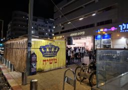 סוכת הגאולה ברחבת הרכבת הקלה (אהרונוביץ') בני ברק