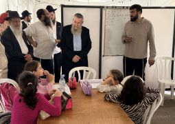 במהלך סיור בכפר חב״ד: חבר הכנסת אבי מעוז ביקר בבית חיה מושקא